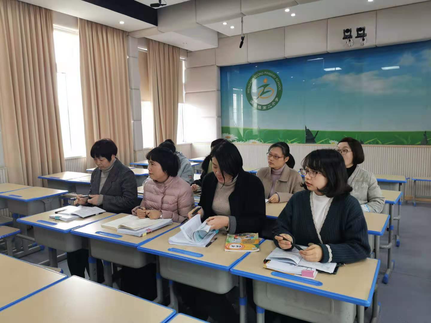 温峤二小中语组通过网络连线参与备课讨论泽国二小老师通过网络参与